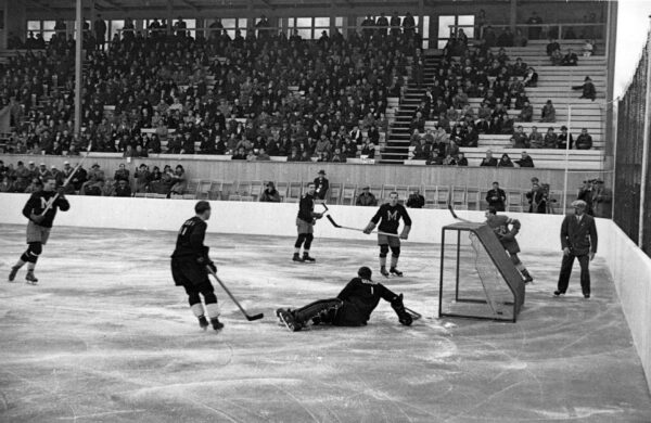 Eishockeyspieler mit Haupttribüne im Hintergrund