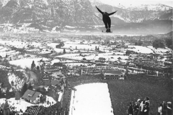 Skispringer beim Spezialsprunglauf vor ca.130.000 Zuschauern